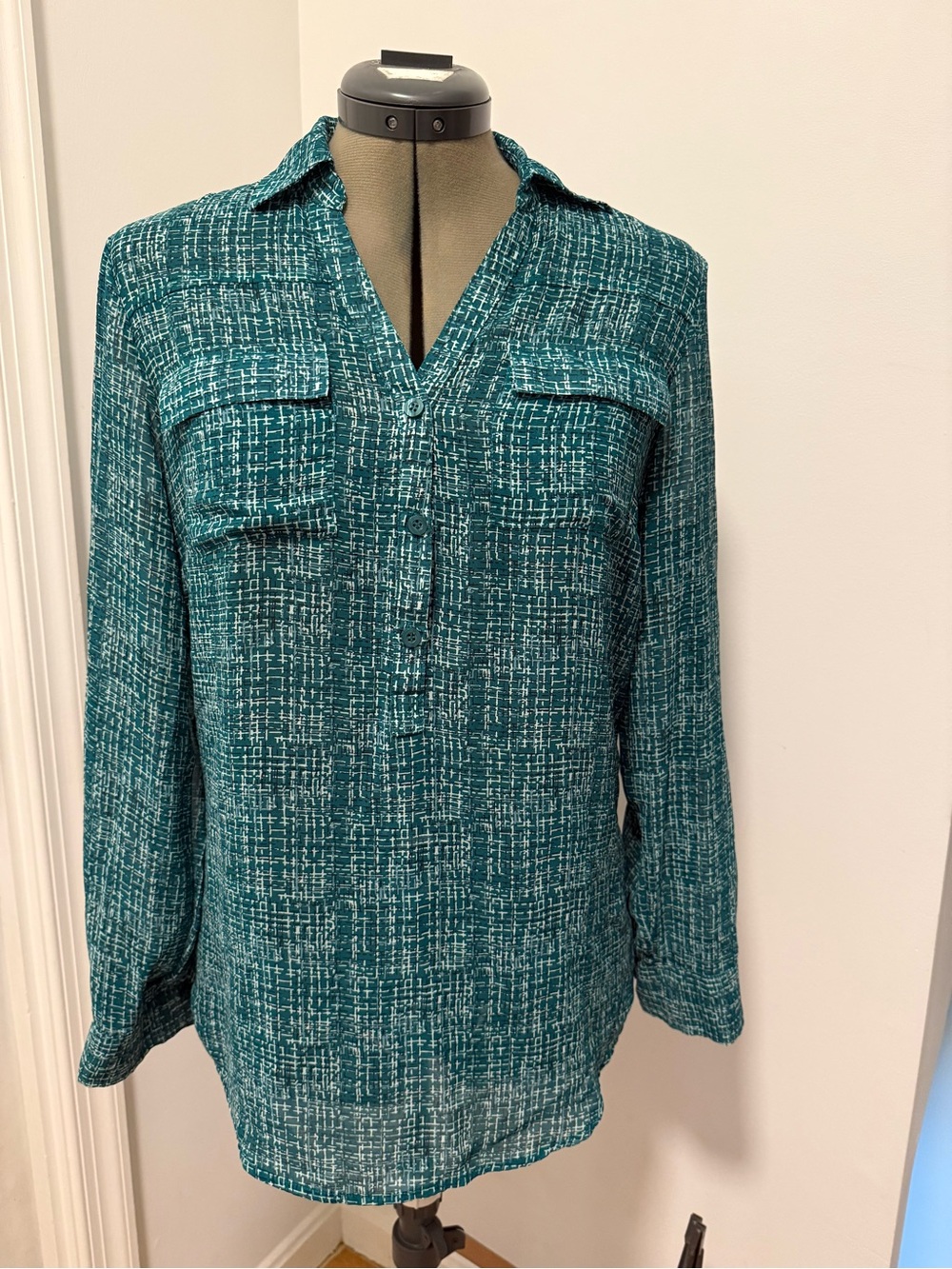 New York & Company Teal and White Button-Front Long Sleeve Shirt
